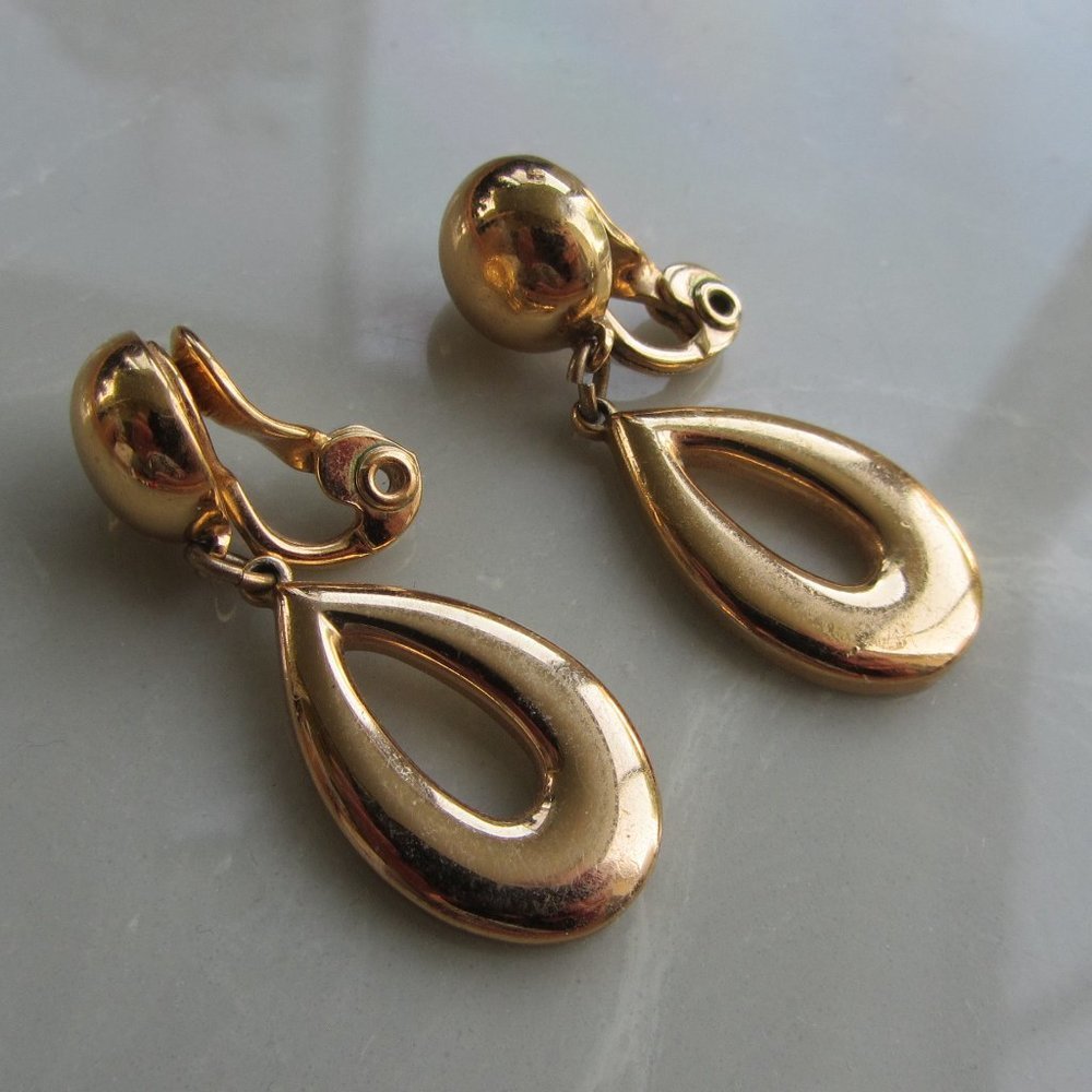 MONET Gold Tone Teardrop Dangle Clip On Earrings EUC